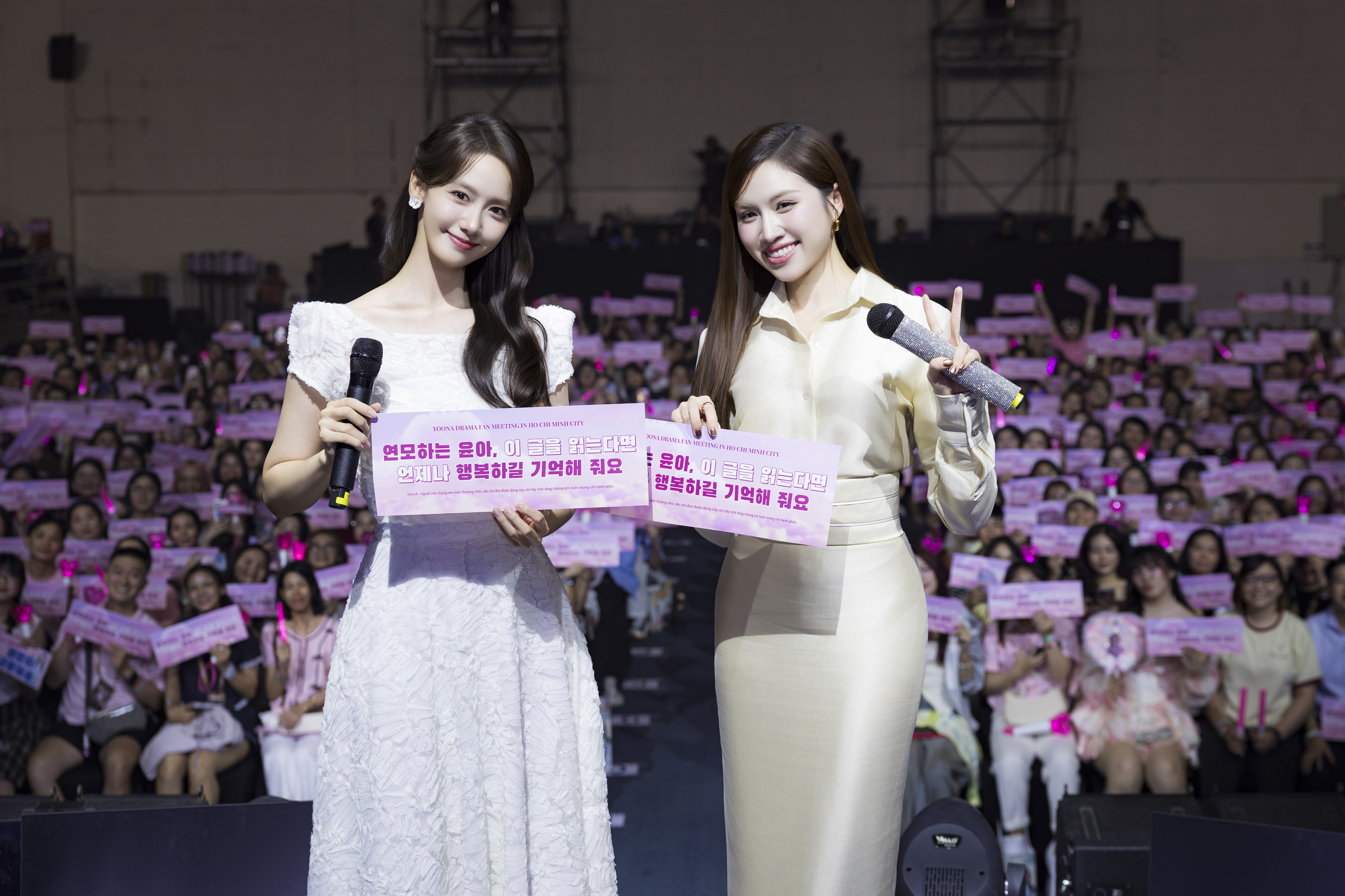 Thanh Thanh Huyền hướng dẫn ca sĩ Yoona tạo dáng với nón lá gây sốt - 1