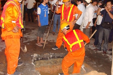 Bít hủy cống cũ để hạn chế “hố tử thần”