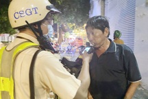 Tài xế có nồng độ cồn kịch khung ở TPHCM không ngờ CSGT vào tận hẻm chặn xe