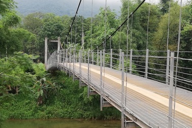 Người dân mổ bò ăn mừng 2 cây cầu treo “tử thần” được “thuần hoá” tại Hoà Bình