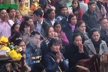 "Cò" khấn thuê, lễ mướn "vây" khách tại đền Bà Chúa Kho