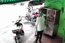 Camera ghi cảnh kẻ gian móc túi chủ nhà ở TPHCM