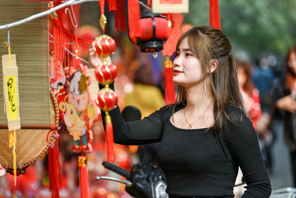 Phố Hàng Mã nhuộm sắc đỏ, hút du khách đổ về chụp ảnh check-in - 9 Phố Hàng Mã nhuộm sắc đỏ, hút du khách đổ về chụp ảnh check-in - 9