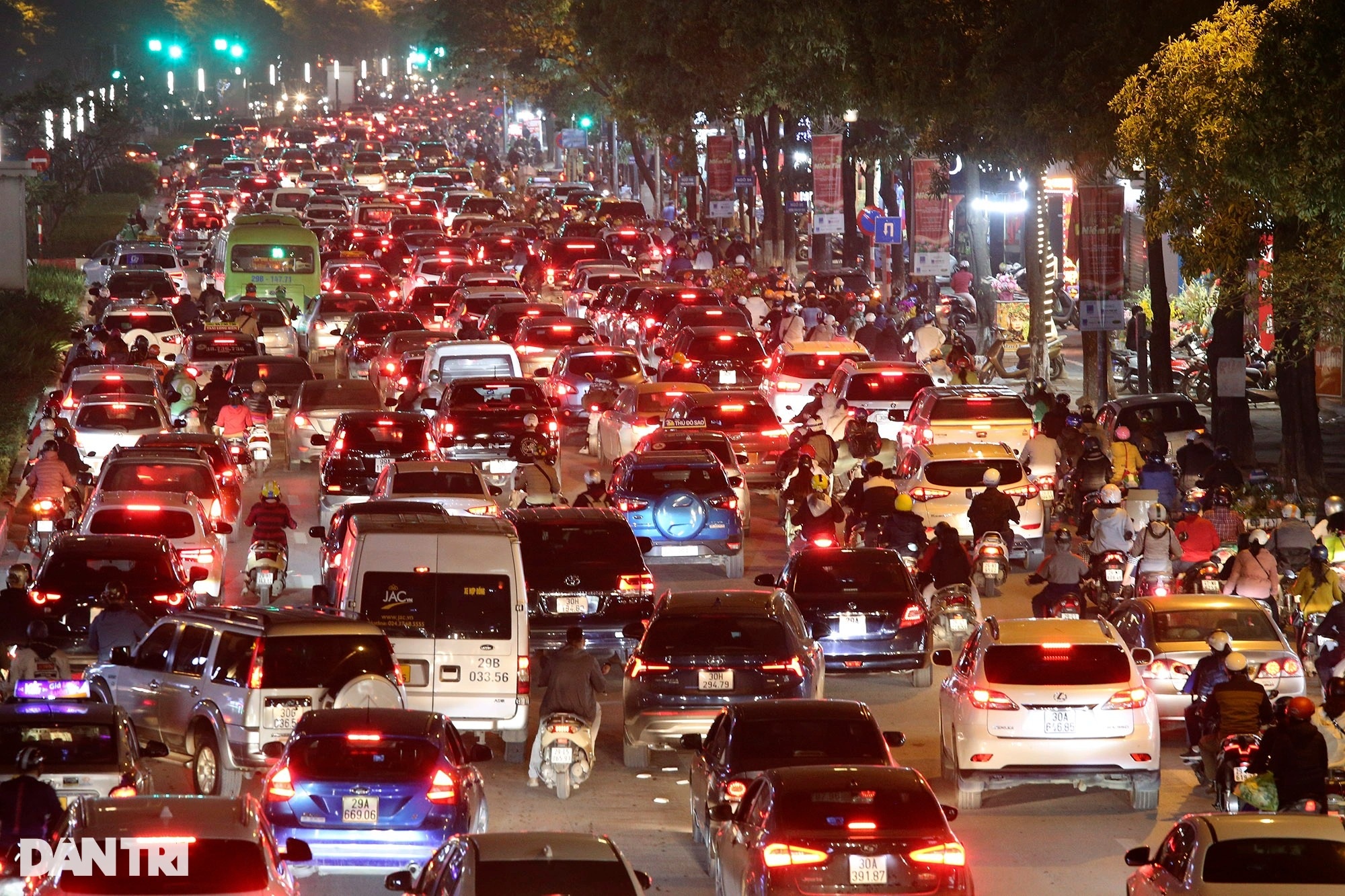 Nhiều tuyến phố trung tâm Hà Nội ùn ứ nghiêm trọng những ngày giáp Tết - 12 Nhiều tuyến phố trung tâm Hà Nội ùn ứ nghiêm trọng những ngày giáp Tết - 12