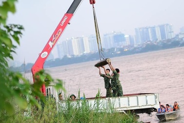 Cận cảnh quá trình trục vớt quả bom dài 1,6m gần cầu Long Biên