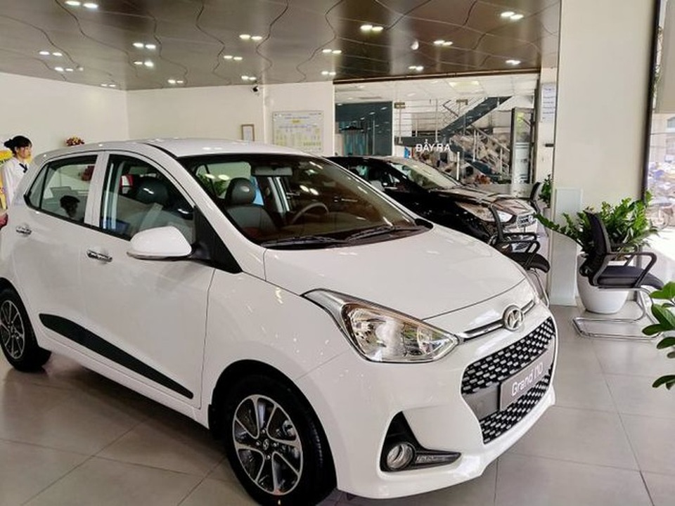 Đại lý ô tô tấp nập sau chính sách giảm 50% lệ phí trước bạ ô tô nội - 1 Đại lý ô tô tấp nập sau chính sách giảm 50% lệ phí trước bạ ô tô nội - 1