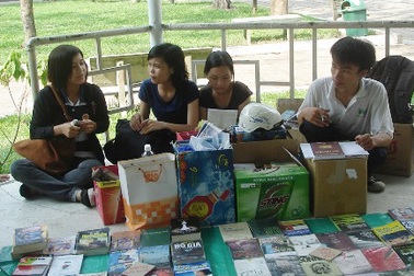 Hai nữ sinh mở thư viện sách miễn phí... giữa công viên