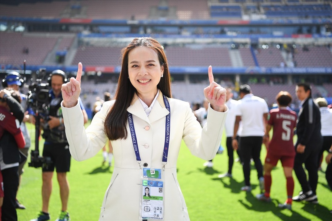 Vẻ xinh đẹp của nữ đại gia hứa thưởng lớn nếu Thái Lan vô địch AFF Cup - 1 Vẻ xinh đẹp của nữ đại gia hứa thưởng lớn nếu Thái Lan vô địch AFF Cup - 1