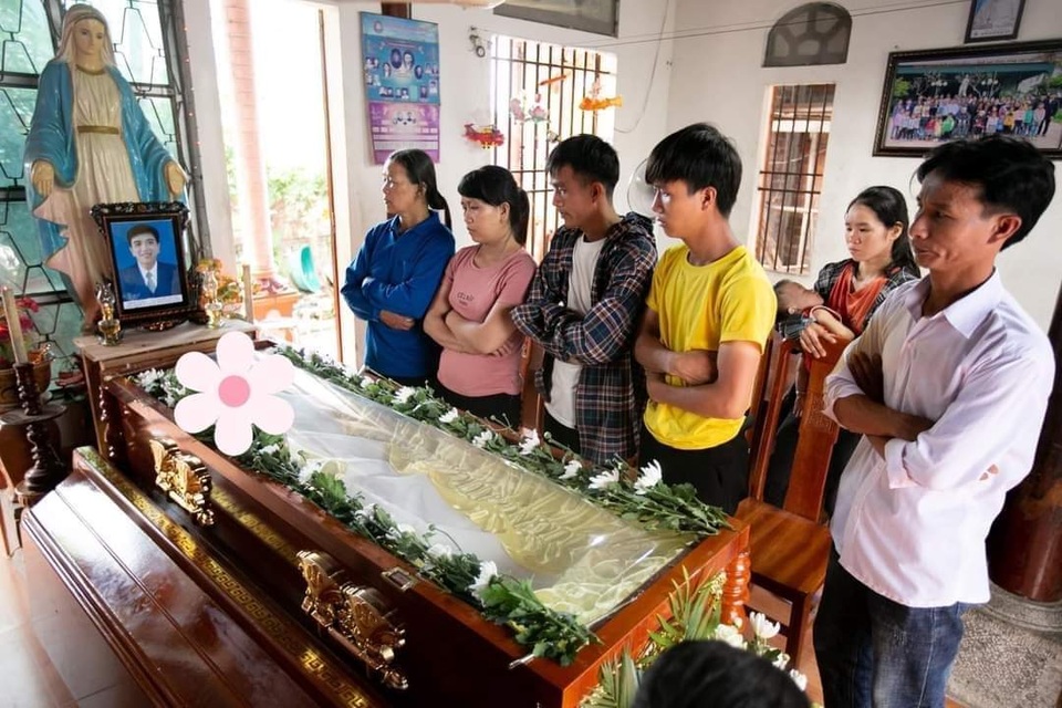 Hoàn cảnh éo le của gia đình nam sinh dũng cảm quên mình cứu bạn - 3 Hoàn cảnh éo le của gia đình nam sinh dũng cảm quên mình cứu bạn - 3