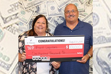 Vô tình nhặt được tấm vé số trúng 100.000 USD bị bỏ lại trong xe