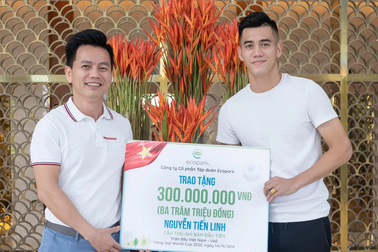 Cầu thủ Tiến Linh nhận thưởng nóng sau trận thắng với UAE