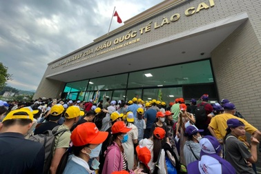 "Biển người" nhích từng bước chân, xếp hàng chờ 5 tiếng ở cửa khẩu Lào Cai