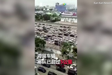 Choáng với cảnh tắc đường dài 10km ở Trung Quốc sau tết