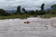 Nghẹt thở cảnh cứu 2 em nhỏ giữa dòng nước lũ