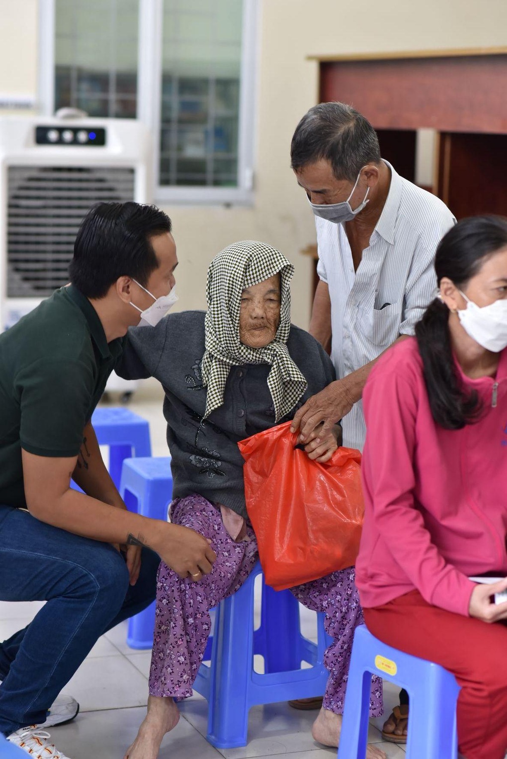Biên Hòa: Ấm lòng 500 bà con nghèo đi khám bệnh miễn phí, nhận thuốc 0 đồng - 4 Biên Hòa: Ấm lòng 500 bà con nghèo đi khám bệnh miễn phí, nhận thuốc 0 đồng - 4