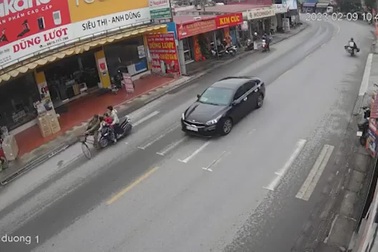 Chạy xe không nhìn đường, thanh niên tông ngã người đi xe đạp