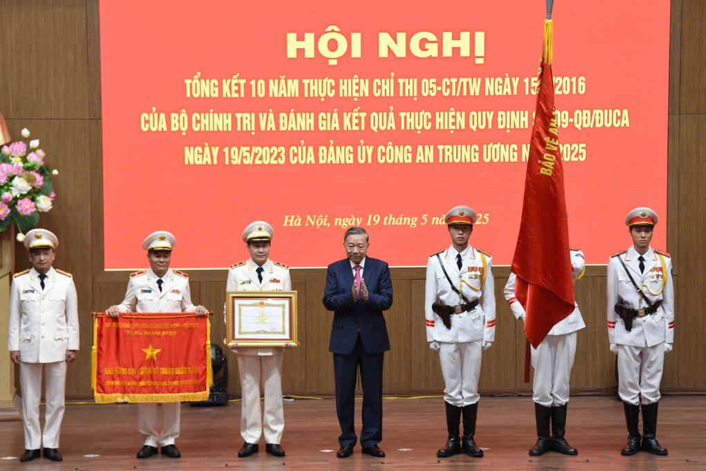 Hàng nghìn chiến sĩ công an dũng cảm quên mình vì sự nghiệp của Đảng - 2 Hàng nghìn chiến sĩ công an dũng cảm quên mình vì sự nghiệp của Đảng - 2