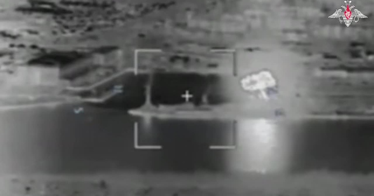 Video: Binh sĩ Ukraine trở tay không kịp khi bị UAV và hỏa lực Nga tập hậu | Báo Dân trí