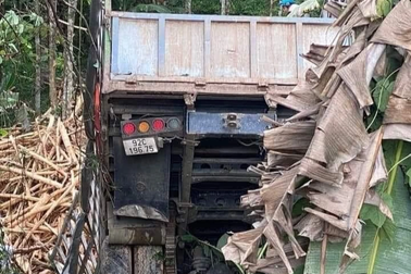 Xe tải lao xuống vực, 2 người tử vong