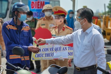 Bí thư Đà Nẵng trao chìa khóa xe máy tặng người dân đang trên đường về quê