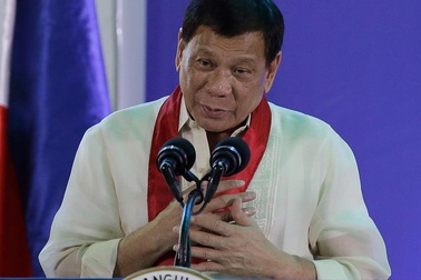 Tổng thống Philippines bất ngờ xin lỗi ngư dân vụ va chạm với tàu Trung Quốc