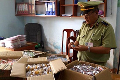 Phát hiện hàng trăm chiếc bánh Trung thu nhãn mác Trung Quốc trong khoang xe khách