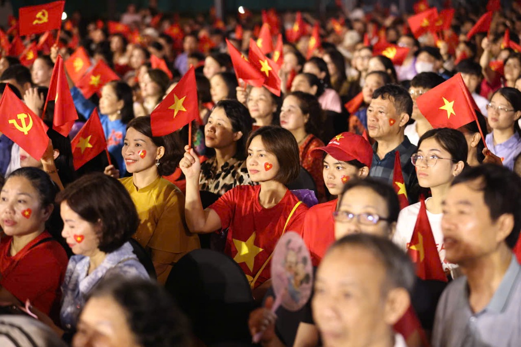 Hòa Minzy xúc động hát trong đêm nhạc Người là Hồ Chí Minh - 4 Hòa Minzy xúc động hát trong đêm nhạc Người là Hồ Chí Minh - 4