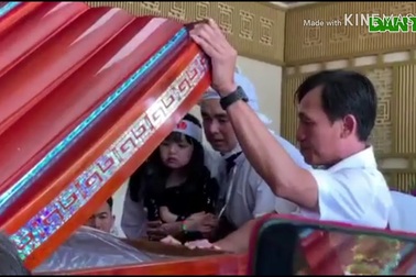 Con trai nghệ sĩ Nguyễn Chánh Tín về Việt Nam trước giờ hỏa táng để nhìn mặt cha