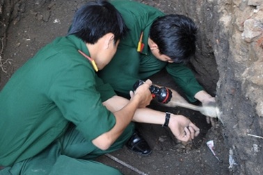 Đào móng nhà phát hiện hố vũ khí hoen gỉ