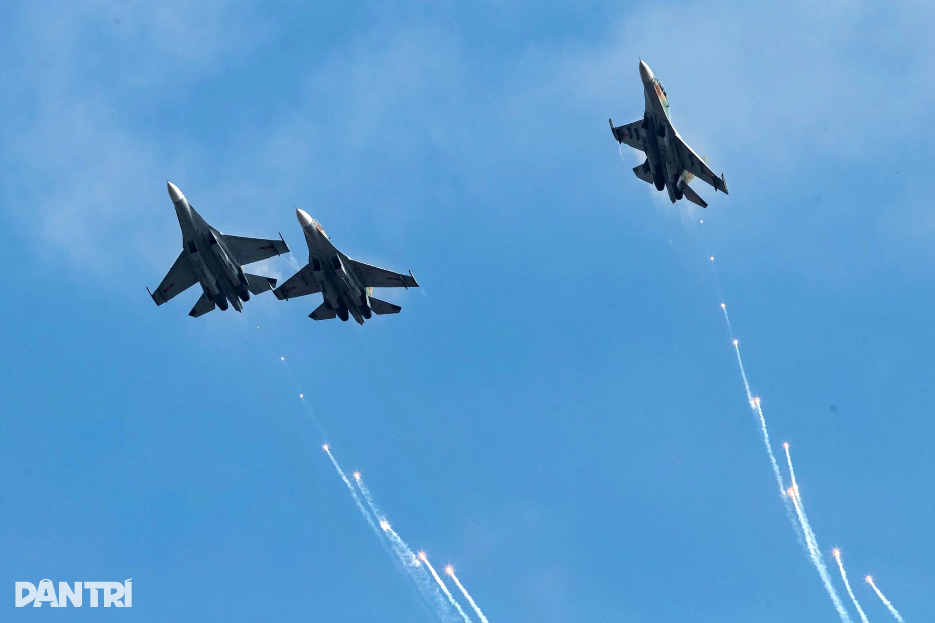 Hổ mang chúa SU-30MK2 bắn gần 200 quả đạn nhiễu rực sáng bầu trời TPHCM - 13 Hổ mang chúa SU-30MK2 bắn gần 200 quả đạn nhiễu rực sáng bầu trời TPHCM - 13