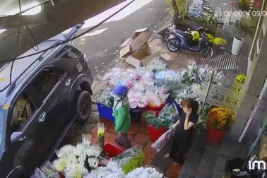 Ô tô trôi tự do, suýt tông vào 2 phụ nữ ở shop hoa