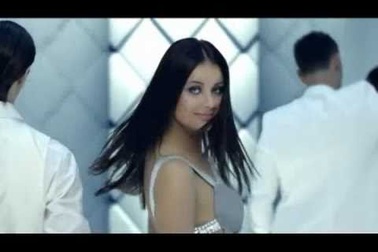 Oxana Fedorova xinh đẹp trong vai trò ca sĩ