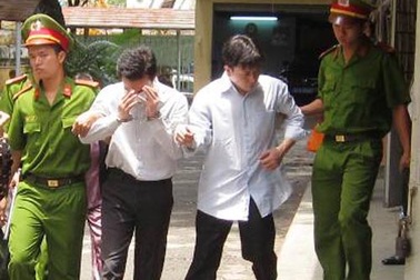 Giám đốc và nhân viên ngân hàng cùng vào tù