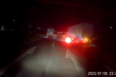 Xe con bị đâm vỡ đuôi vì chuyển hướng đột ngột trên đường cao tốc