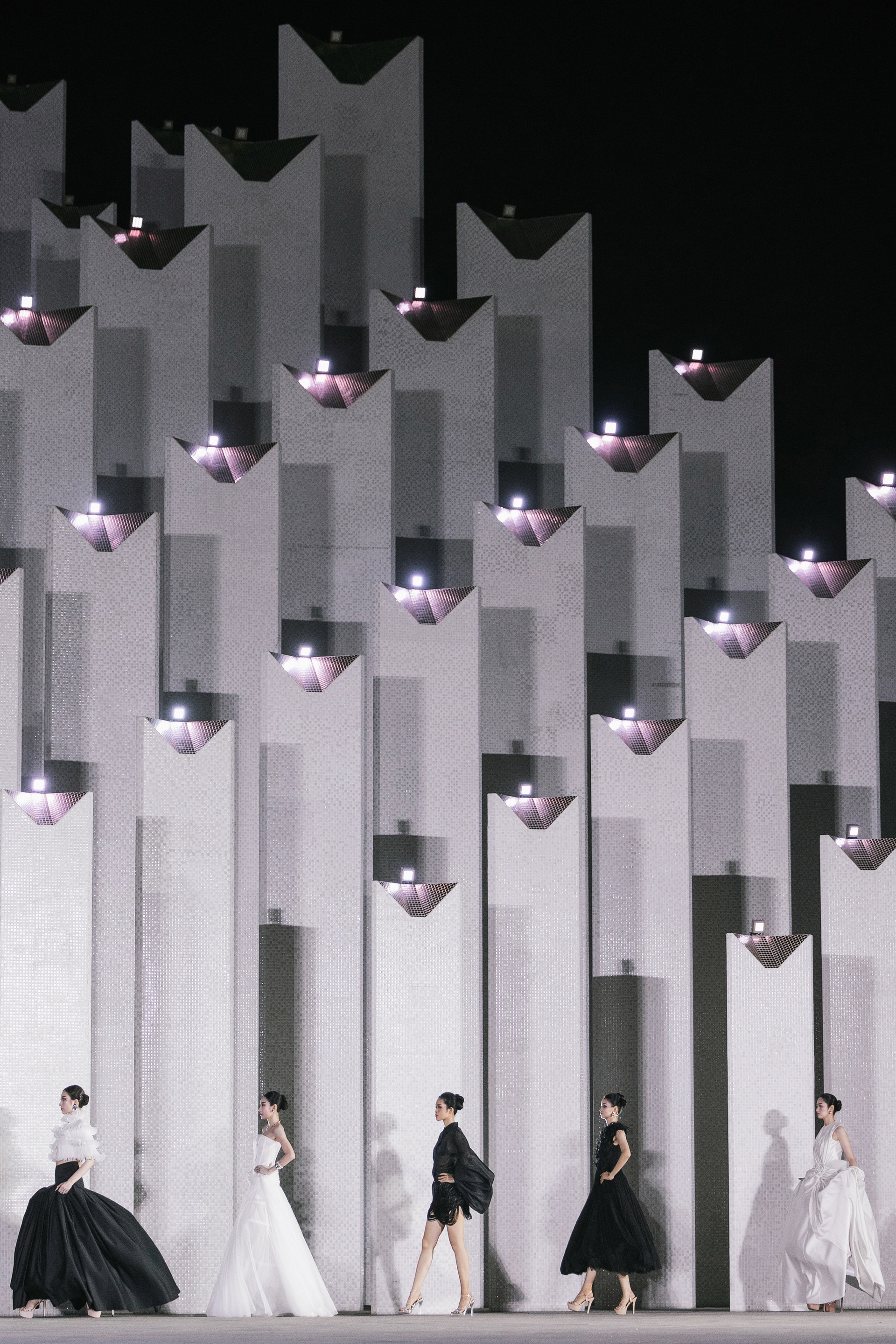 កញ្ញា ឡេ ហ័ងភឿង បង្ហាញស្មាទទេរបស់នាង ក្លាយជាឈុតឆាកនៃកម្មវិធីបង្ហាញម៉ូដ - 2 Hoa hậu Lê Hoàng Phương khoe vai trần, làm vedette show thời trang - 2