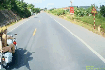 Cảnh sát giao thông dùng súng đạn cao su trấn áp tài xế xe tải