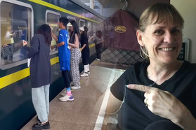 Chuyến tàu kỳ lạ ở Trung Quốc: Hành khách phải thở oxy, tự lau cửa kính