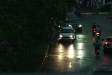 Mưa lớn diện rộng, Sài Gòn "lên đèn" giữa ban ngày