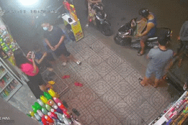 Người đàn ông bị giật dây chuyền khi đang mua sữa cho con