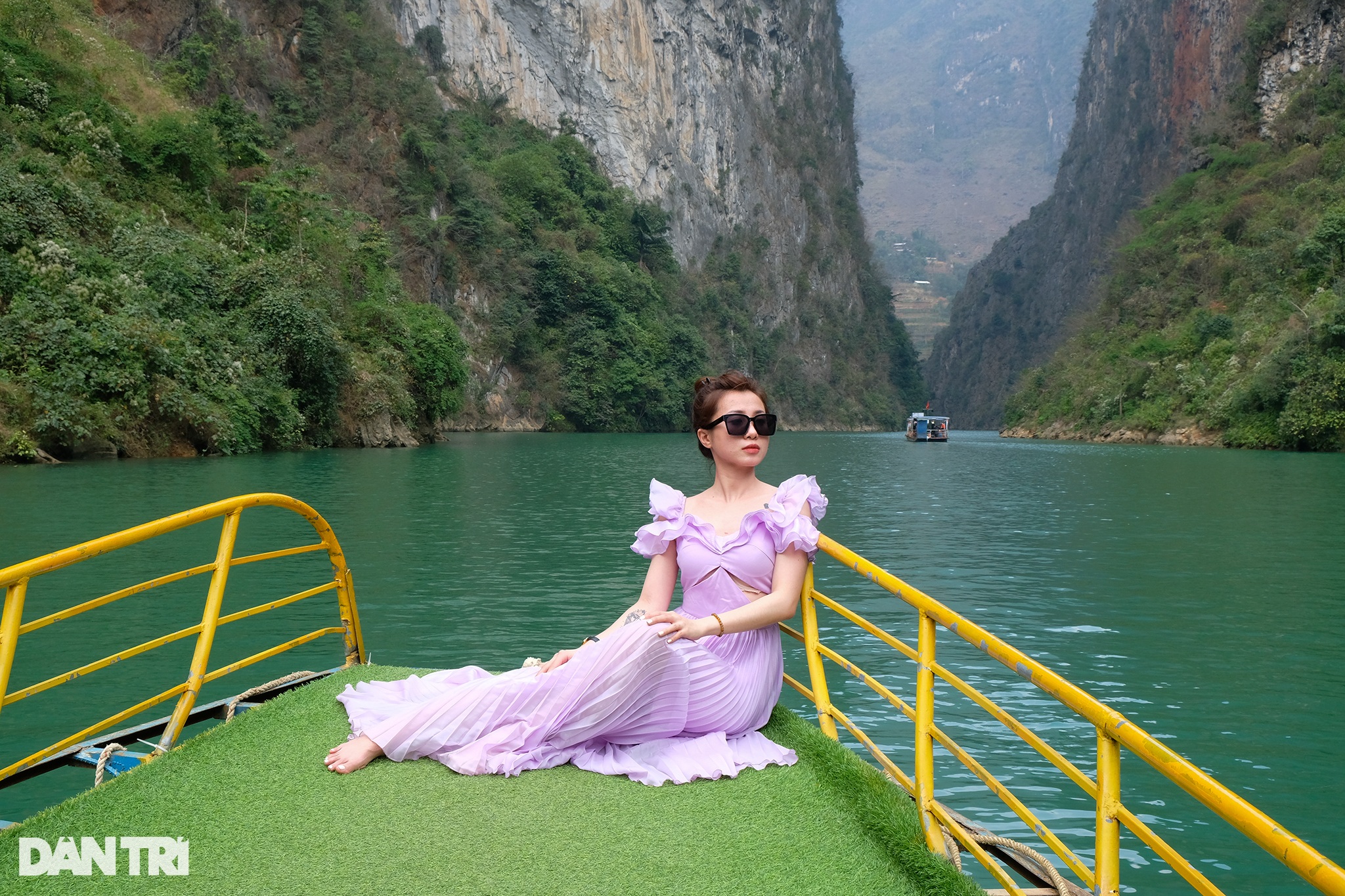 View - Du khách tấp nập đi thuyền vượt hẻm vực sâu nhất Đông Nam Á ở Hà Giang | Báo Dân trí