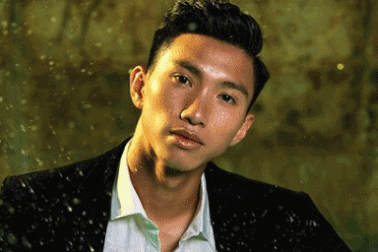 Đoàn Văn Hậu ngày càng lột xác với hàng hiệu, thần thái không kém người mẫu