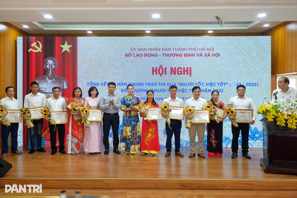 Những bông hoa người tốt, việc tốt trong lao động, chăm sóc người có công - 1 Những bông hoa người tốt, việc tốt trong lao động, chăm sóc người có công - 1