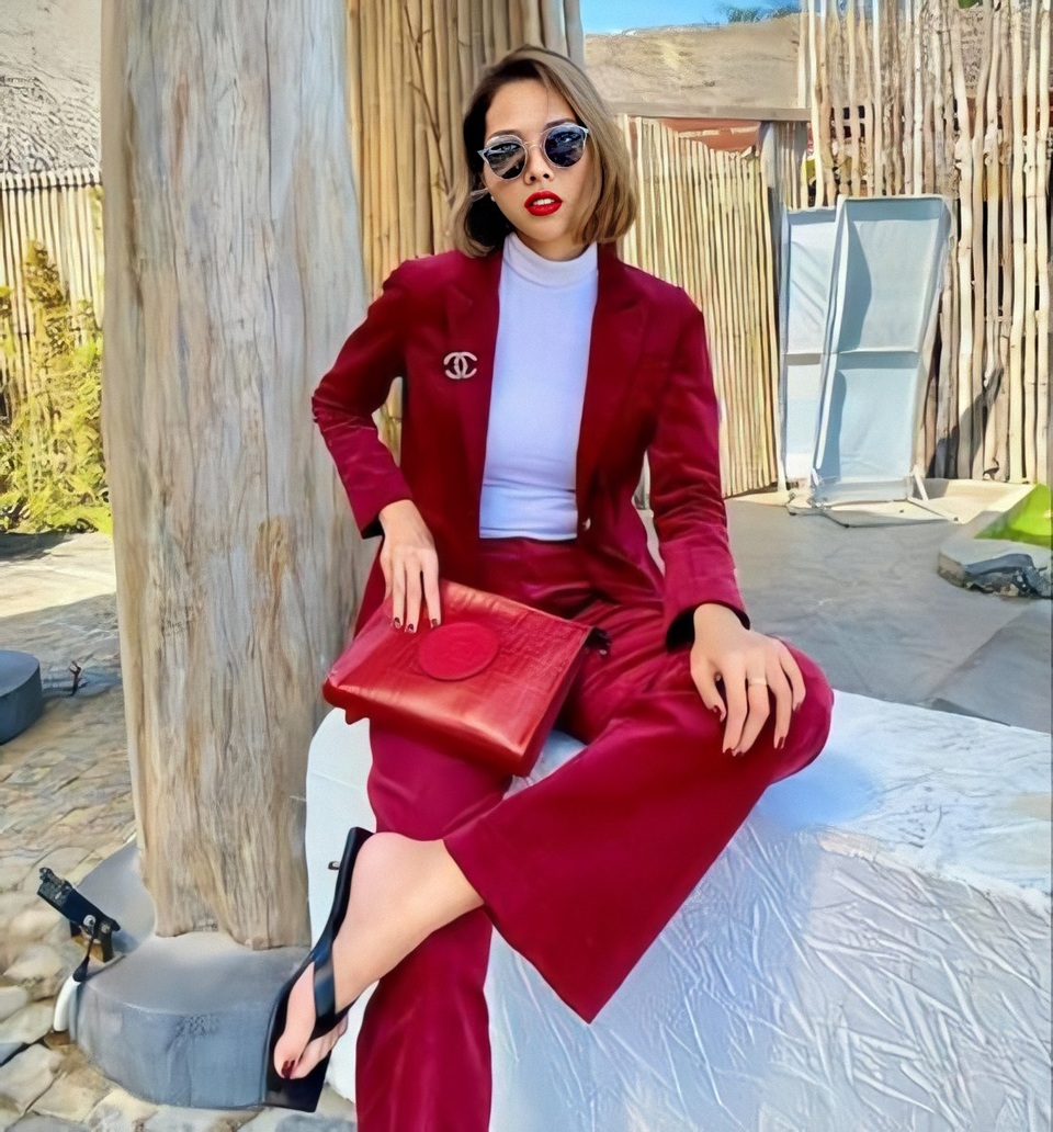 Hoàng Thùy khoe vòng eo nhỏ “con kiến” đầy quyến rũ - 9 Hoàng Thùy khoe vòng eo nhỏ “con kiến” đầy quyến rũ - 9