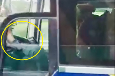 Tài xế lái xe khách bằng chân bị phạt 7,5 triệu đồng