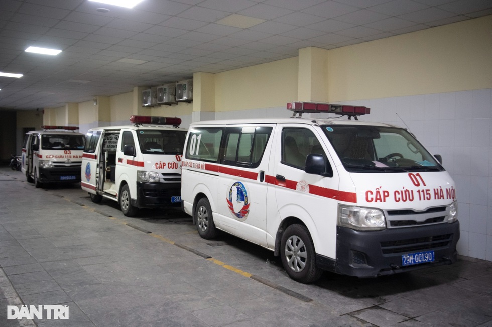 Cháy chung cư mini: Cay mắt tìm sự sống trên những chiếc cáng ám khói đen - 1