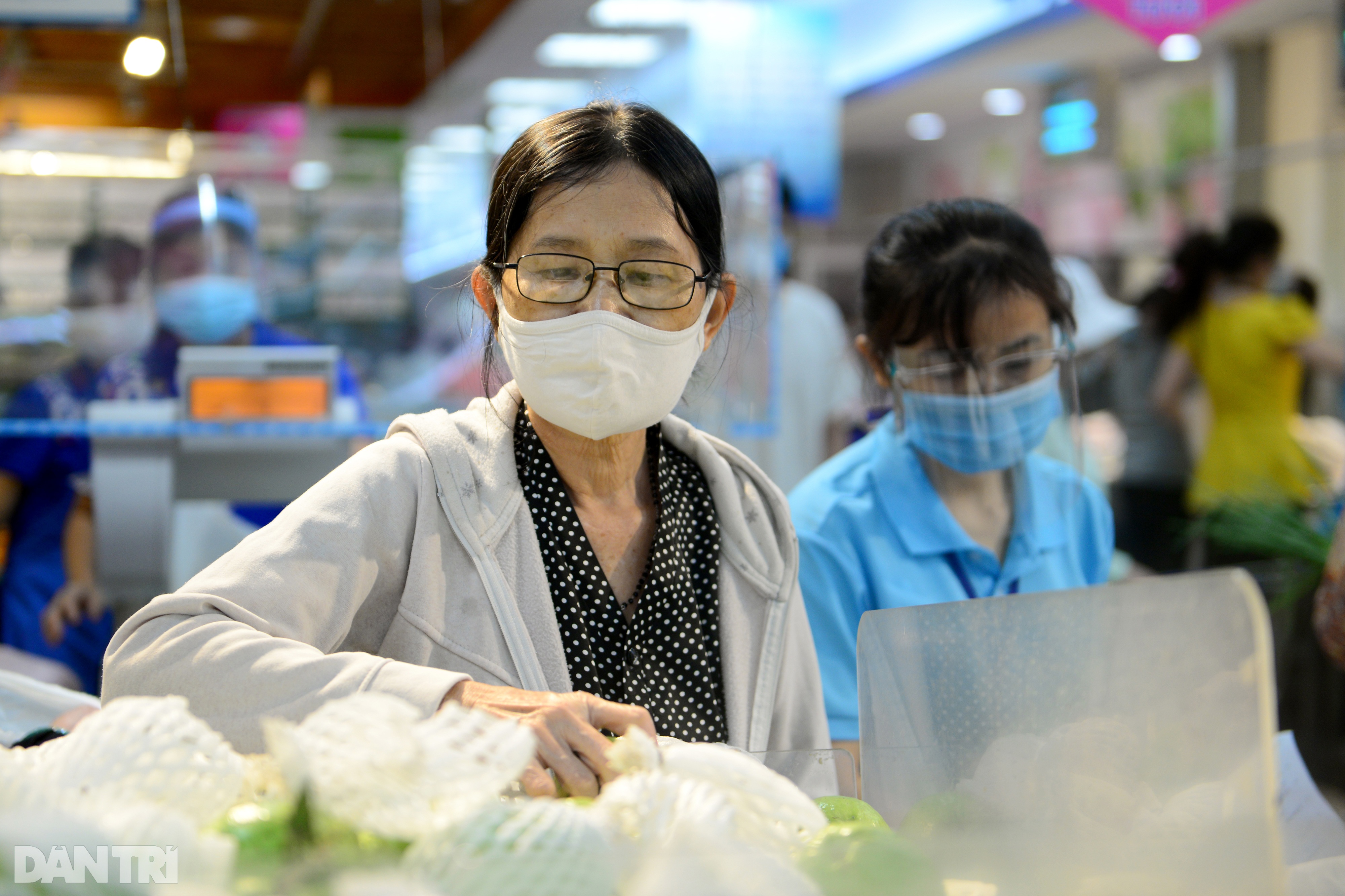 Xếp hàng dài hàng trăm mét vào siêu thị ở TPHCM, chờ cả tiếng để thanh toán - 9 Xếp hàng dài hàng trăm mét vào siêu thị ở TPHCM, chờ cả tiếng để thanh toán - 9