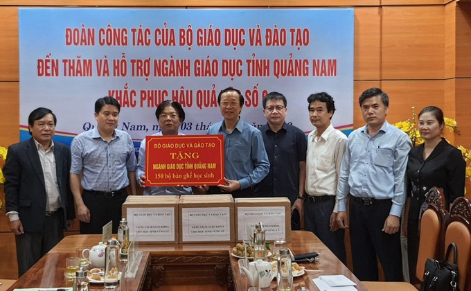 Gần 10 tỷ đồng hỗ trợ ngành giáo dục các tỉnh miền Trung - Ảnh 1. Gần 10 tỷ đồng hỗ trợ ngành giáo dục các tỉnh miền Trung - Ảnh 1.