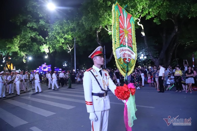 Đại tướng Tô Lâm say sưa hoà cùng dòng người thưởng thức dàn kèn bên Hồ Gươm - Ảnh 11.