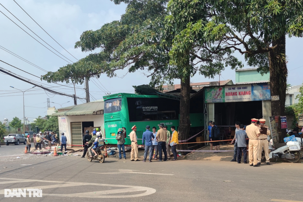 Vợ chồng nghe tin bố hấp hối, vội đón xe khách về quê thì gặp nạn - 5 Vợ chồng nghe tin bố hấp hối, vội đón xe khách về quê thì gặp nạn - 5