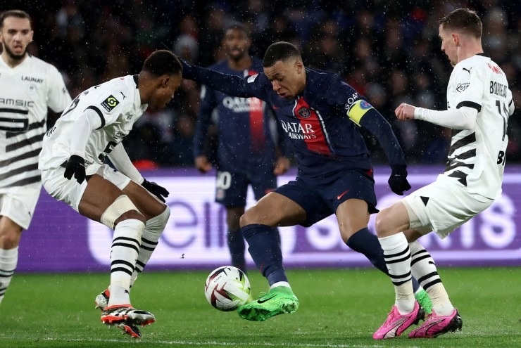 Mbappe mờ nhạt, PSG hòa may mắn nhờ quả phạt đền phút bù giờ - 1